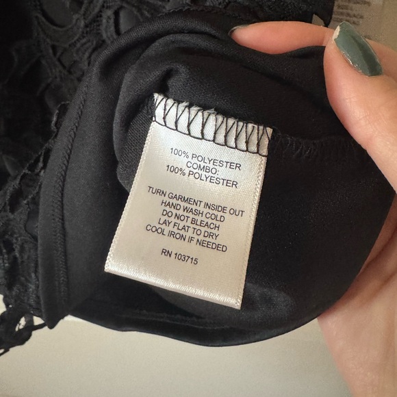 3/for $10 🍒 - *NWT* Black Cropped Cut Out Tank Top (Large) - Picture 7 of 8